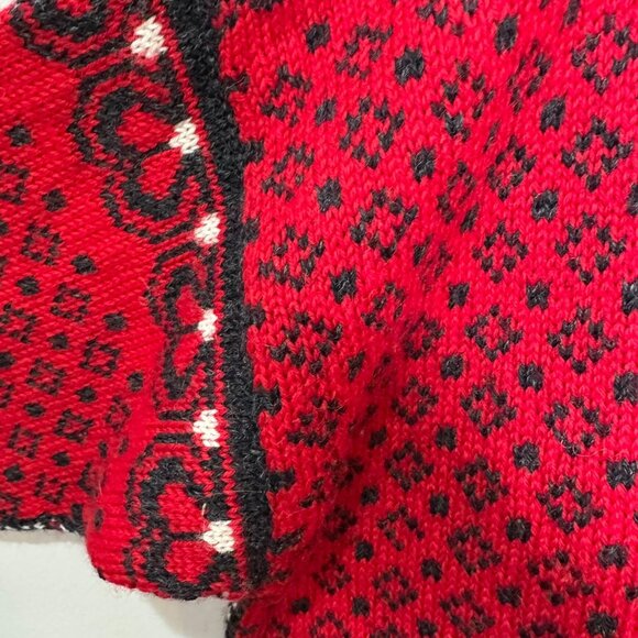 DALE of NORWAY Men's Haukeli Pure Wool Sweater Size Large Red Pewter Clasp - Picture 3 of 11